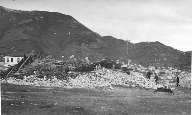 Tahıl Pazarı ve Ticaret Merkezi Yerle Bir Oldu
Depremin Ordu çarşısındaki etkisi yıkıcıydı. Özellikle Tahıl Pazarı ve çevresindeki kâgir yapılar yerle bir oldu. Alt katı mağaza, üst katı Ordu Ticaret Odası olan görkemli bina enkaz yığınına dönüştü. Kültür Sokağı’nda bulunan üç katlı büyük depo çökerken, geceyi orada geçiren işçiler maalesef enkaz altında can verdi. Şehrin ticari kalbi sayılan Tahıl Pazarı’nın simgesi olan çinko örtülü direkler devrildi; pazar uzun süre hizmet veremedi.