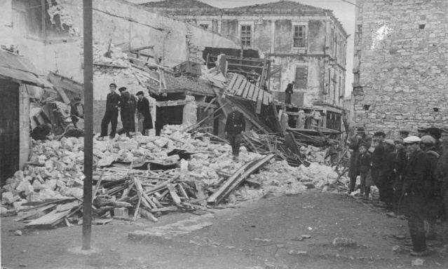 "Merhamete Muhtaçtırlar": Rakamların Ardındaki Sessiz Dram
Gazeteler felaketi ancak günler sonra manşetlerine taşıyabildi. Resmi raporlara göre yüzlerce dükkan, okul, banka ve resmi daire kullanılamaz hale gelmişti. Ancak asıl trajedi, sayıları 500’ü aşan fındık fabrikası işçileriydi. Evleri başlarına yıkılan, işlerini kaybeden bu insanlar için bölgeye gelen bir müfettiş raporuna şu tarihi notu düşmüştü: “Merhamete muhtaçtırlar.”

Unutmadık Ama Ders Çıkarabildik mi?
Ordu, o dondurucu kışı enkazların arasında, yas tutarak geçirdi. Zamanla taşlar yeniden örüldü, sokaklar yeniden açıldı ancak o gecenin izleri hafızalardan hiç silinmedi. 1939 depremi, Ordu’nun tarihinde bir dönüm noktası olarak kaldı. Bugün, 86. yıl dönümünde kaybettiğimiz canları rahmetle anarken şu soruyu sormadan edemiyoruz: Acıları unutmadık, peki ya ders çıkartabildik mi?