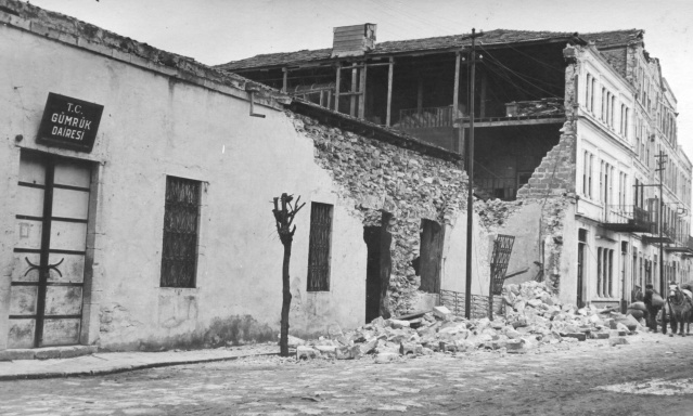 Sanayiye Ağır Darbe: Bacalar Sustu, Fabrikalar Yıkıldı
Ordu ekonomisinin can damarı olan fındık fabrikaları, depremin en ağır darbesini alan yerler oldu. O dönem şehre istihdam sağlayan pek çok fabrika ya tamamen yıkıldı ya da ağır hasar alarak üretimini durdurmak zorunda kaldı.