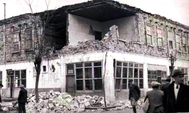 Gece Yarısı Gelen Felaket: Ordu Derin Uykudan Korkuyla Uyandı
Salı’yı Çarşamba’ya bağlayan gece, saat tam 02.00 sularında Ordu, derin bir uykudan değil; büyük bir gürültü ve sarsıntıyla uyandı. Erzincan merkezli 7.9 büyüklüğündeki deprem, dalga dalga Ordu’ya ulaştığında yataklar sallandı, duvarlar inledi ve şehir karanlığa gömüldü. Elektriklerin kesilmesiyle zifiri karanlıkta kalan halk, can havliyle sokaklara fırladı. O gece Ordu, sadece binalarını değil, huzurunu da kaybetti.