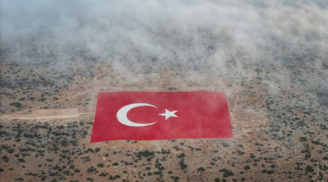 ordu'in Mut ilçesinde bulunan ve yaklaşık 22 dönümlük dev bir arazi üzerine titizlikle işlenen Türk bayrağı, sabah saatlerinde etkili olan yoğun sis ile birlikte adeta masalsı bir manzara sundu.