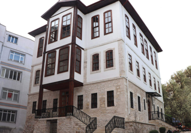 Osmanlı Çeşmeleri Yeniden Akmaya Başladı
Ecdat yadigarı su kültürünü yaşatmak amacıyla Osmanlı döneminden kalan tarihi çeşmelerde restorasyon seferberliği başlatıldı. Ulubey, Ünye ve Gülyalı ilçelerinde bulunan; Karakoca, Uzunmahmut, Kıranyağmur, Güzelyurt, Dizdar ve Kurtlu Çeşmeleri yapılan çalışmalarla yeniden eski ihtişamına kavuştu.