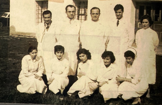 1956 yılında Kirazlimanı semtinde bulunan Ordu Devlet Hastanesi'nin o dönemki kadrosu... Ayaktakiler Soldan: Dahiliyeci Dr. Necmettin Çavuşoğlu, Röntgen Mütehassısı Dr. Lütfi Bey
Genel Cerrah-Başhekim Op. Dr. İsmail Engin, Kadın-Doğum Uzm. Dr. Rükneddin Bey, Kadın-Doğum Uzm. Dr. Nihal Hanım...
Oturanlar Soldan: Melahat Hanım, Enise Hanım, Nezihe Hanım(Ebe), Hadiye Hanım ( Baş Hemşire),Fikriye Hanım (Laborant)...Ölenlere rahmet, yaşayanlara ise afiyet dileriz