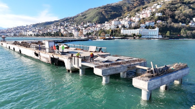 Hava şartlarına bağlı olarak yoğun tempoda devam eden çalışmaların kısa sürede tamamlanarak rıhtımın hizmete açılması planlanıyor.
