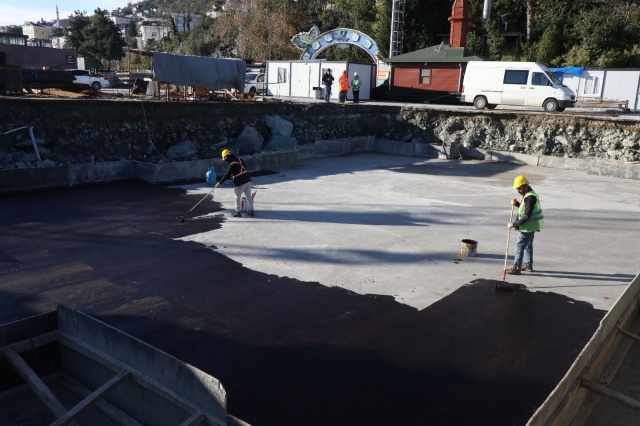 Rıhtım Uzunluğu 410 Metreye Çıkıyor
1960’lı yıllardan bu yana Ordu’nun can damarı olan Altınordu Rıhtımı, modern bir çehreye kavuşuyor. Ordu Büyükşehir Belediyesi ile Ulaştırma ve Altyapı Bakanlığı iş birliğiyle yürütülen projeyle mevcut rıhtım 140 metre daha uzatılarak toplam 410 metre uzunluğa ulaştırılacak.