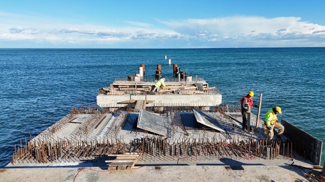 Proje kapsamında neler yapılıyor?

3 bin 900 metrekare yeni rıhtım alanı oluşturuluyor.

2 adet yeni yat ve yolcu teknesi iskelesi inşa ediliyor.

Uluslararası standartlarda modern bir yolcu kabul merkezi kuruluyor.

Gümrük ve idare binasının temelleri atılarak grobeton dökümü tamamlandı.