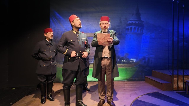 Hem Güldüren Hem Düşündüren Bir Toplumsal Eleştiri
Geleneksel Türk tiyatrosu ögeleriyle modern bir eleştiriyi harmanlayan müzikalde; değişen ittifaklar, siyasi entrikalar ve bu büyük fırtınanın ortasında kalan halkın hikayesi anlatılıyor. "Mutlu son için taraflar denk olmalı" mottosuyla yola çıkan oyun, izleyicisine hem kahkaha hem de derin bir tarih dersi vaat ediyor.