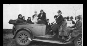 Yer Ordu... 1920'li yıllar... Otomobil kadınları her zaman cezbetmiştir.