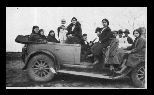 Yer Ordu... 1920'li yıllar... Otomobil kadınları her zaman cezbetmiştir.
